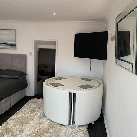 Beautiful Studio Apartment Милфорд-Хейвен Экстерьер фото